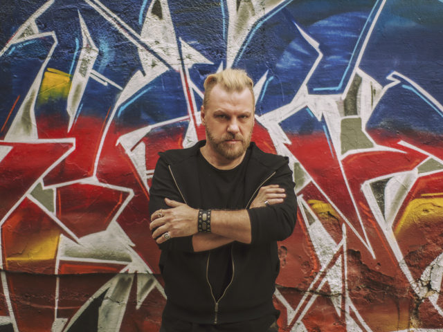 Ο Κώστας Σπυρόπουλος έχει να πει πολλές παραπάνω ιστορίες από το να μιλά για τη φράντζα του