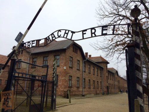 Πολωνία: Επιζώντες του Ολοκαυτώματος μήνυσαν εκδοτικό οίκο επειδή τύπωσε βιβλία που εξυμνούν τον Χίτλερ