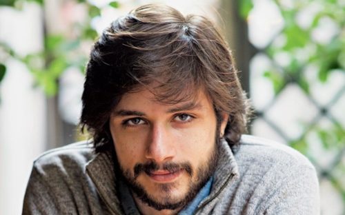 Ο Γιάννης Νιάρρος είναι ο φετινός νικητής του θεατρικού βραβείου “Δημήτρης Χορν”