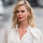 Σαρλίζ Θερόν: «Ίσως πρέπει να φύγω από τις ΗΠΑ λόγω του ρατσισμού»