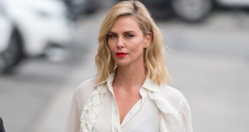 Σαρλίζ Θερόν: «Ίσως πρέπει να φύγω από τις ΗΠΑ λόγω του ρατσισμού»