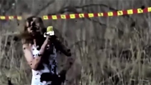 Οδηγός Motocross «λούζει» ρεπόρτερ με… λάσπη [ΒΙΝΤΕΟ]