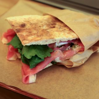 Στο Μόντακιου θα βρείτε ό,τι χρειάζεστε για να ξεκινήσετε τη μέρα σας: Ποιοτικό καφέ και τα πιο νόστιμα σάντουιτς