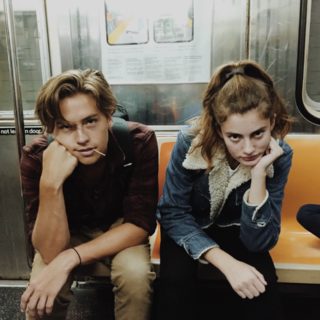 Ένα ζευγάρι συζητάει στο μετρό και η κουβέντα τους γίνεται viral για έναν σπουδαίο λόγο…