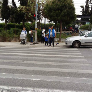 Αυτοκίνητα εναντίον πεζών στην παραλιακή