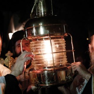 Μύθοι, αλήθειες και ευρώ γύρω από το Άγιο Φως