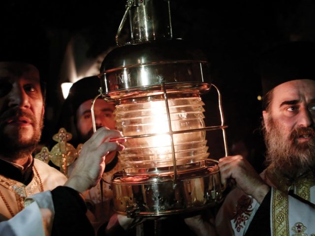 Μύθοι, αλήθειες και ευρώ γύρω από το Άγιο Φως