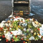 Οι Αμερικανοί πετούν στα σκουπίδια 150.000 τόνους τροφίμων την ημέρα