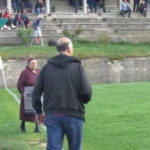 Αυτή η γιαγιά που… εισβάλλει στο γήπεδο ποδοσφαίρου είναι ό,τι καλύτερο θα δείτε σήμερα [ΒΙΝΤΕΟ]