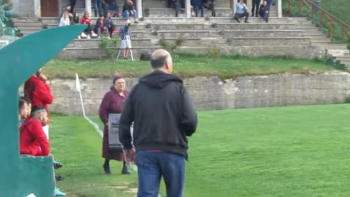 Αυτή η γιαγιά που… εισβάλλει στο γήπεδο ποδοσφαίρου είναι ό,τι καλύτερο θα δείτε σήμερα [ΒΙΝΤΕΟ]