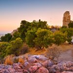 Πέντε δράστες λήστεψαν δύο νεαρά άτομα στο λόφο του Φιλοπάππου