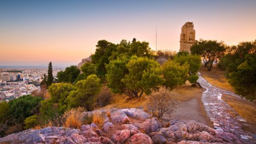 Πέντε δράστες λήστεψαν δύο νεαρά άτομα στο λόφο του Φιλοπάππου