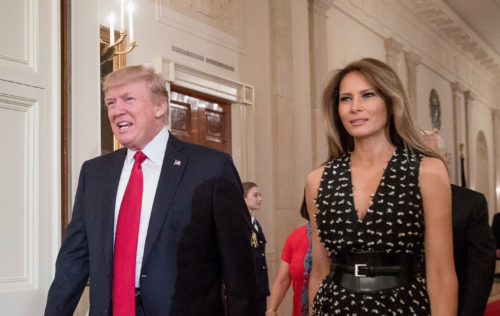 Η Melania φαίνεται πως δε θέλει καθόλου να κρατάει το χέρι του Donald Trump… [ΒΙΝΤΕΟ]