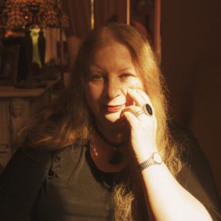 Λένα Πλάτωνος: «Θα φτάσω στο απόγειό μου όταν θα μπει μουσική μου μέσα στα κλαμπ κι οι άνθρωποι θα τη χορεύουν».