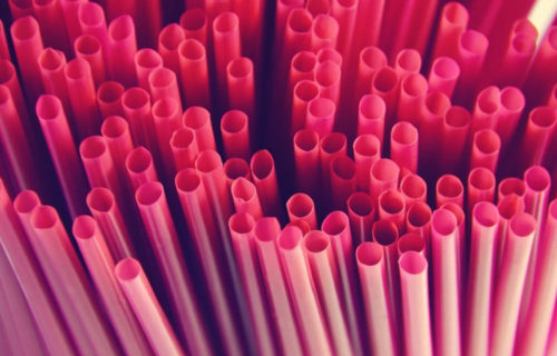 Τα πλαστικά καλαμάκια καταργούνται σταδιακά και στην Ελλάδα!