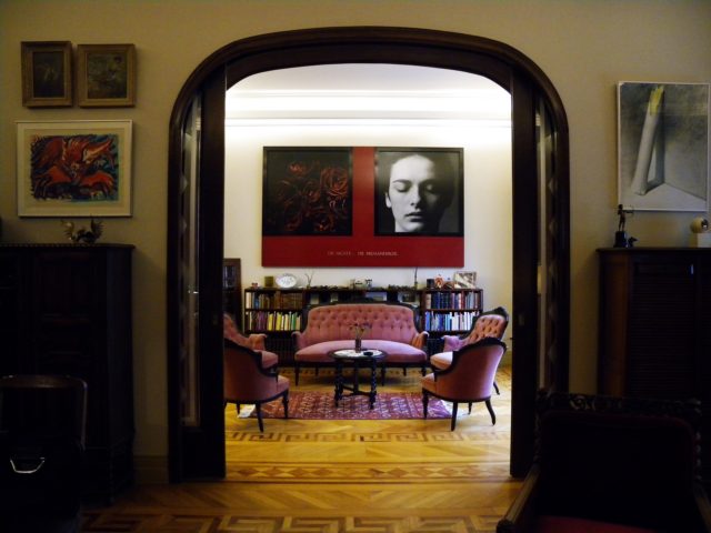 Σε μια πολυκατοικία του 1936, οι Creative Architects αντιμετώπισαν ένα διαμέρισμα σαν μουσείο