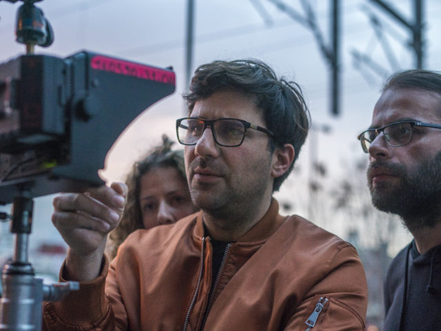 Ο Γιώργος Ζώης σκηνοθετεί το “Party Animal” και μας παρακινεί να κυνηγήσουμε αυτό που αγαπάμε