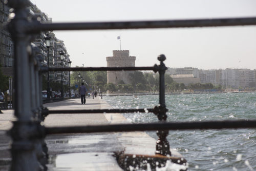 Θεσσαλονίκη: Νεαρός βούτηξε στο Θερμαϊκό για να σώσει ηλικιωμένο