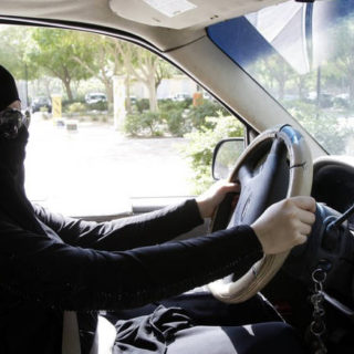 Ήρθε η ώρα για τις γυναίκες της Σαουδικής Αραβίας να πιάσουν το τιμόνι