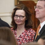 Ο Ντόναλντ Τραμπ συνεχίζει να υπερασπίζεται τη νέα διευθύντρια της CIA παρά τις κατηγορίες περί βασανιστηρίων σε βάρος της