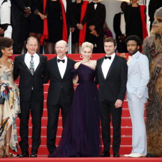 Φόρεμα τιμής στους μαύρους χαρακτήρες του Star Wars, στο κόκκινο χαλί των Κανών [ΕΙΚΟΝΕΣ]