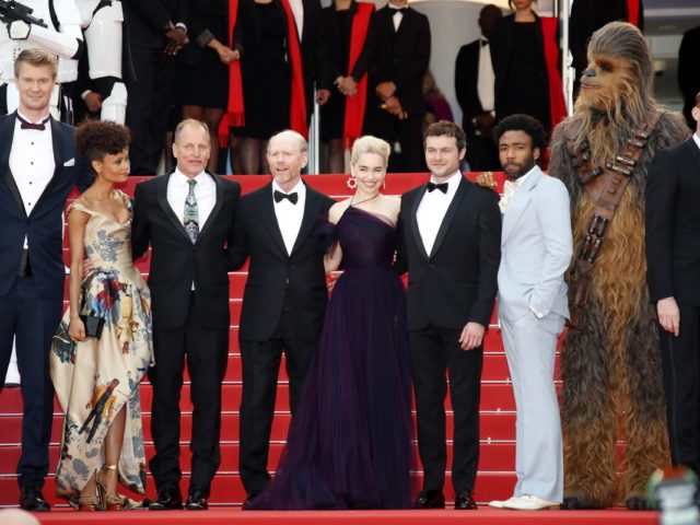 Φόρεμα τιμής στους μαύρους χαρακτήρες του Star Wars, στο κόκκινο χαλί των Κανών [ΕΙΚΟΝΕΣ]