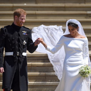 Λευκό μεταξωτό νυφικό του οίκου Givenchy επέλεξε η πριγκίπισσα Μέγκαν