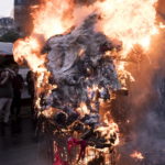 Διαδηλωτές στο Παρίσι έκαψαν ομοίωμα του Μακρόν