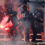 Τελικός Κυπέλλου ΑΕΚ-ΠΑΟΚ: Αποπνικτική η ατμόσφαιρα στο ΟΑΚΑ λόγω δακρυγόνων μετά τη λήξη του τελικού