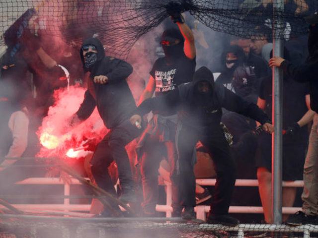 Τελικός Κυπέλλου ΑΕΚ-ΠΑΟΚ: Αποπνικτική η ατμόσφαιρα στο ΟΑΚΑ λόγω δακρυγόνων μετά τη λήξη του τελικού