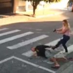 Μητέρα κατατροπώνει επίδοξο ληστή που έβγαλε όπλο σε παιδάκια έξω από σχολείο [ΒΙΝΤΕΟ]