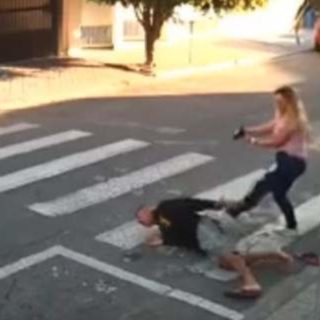 Μητέρα κατατροπώνει επίδοξο ληστή που έβγαλε όπλο σε παιδάκια έξω από σχολείο [ΒΙΝΤΕΟ]