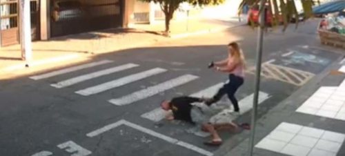 Μητέρα κατατροπώνει επίδοξο ληστή που έβγαλε όπλο σε παιδάκια έξω από σχολείο [ΒΙΝΤΕΟ]