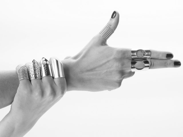 Τα κοσμήματα του Bord de l’eau Design Factory είναι φτιαγμένα από αντιθέσεις