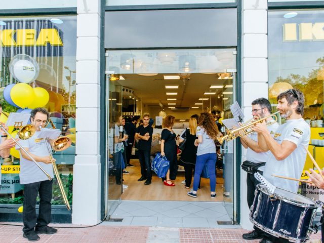 Μπαλόνια, πολαρόιντ και τρομπέτες: Ο Πειραιάς ζει πια την IKEA εμπειρία…