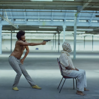 Δείτε το συγκλονιστικό βίντεο κλιπ του Childish Gambino με θέμα την χρήση των όπλων στις ΗΠΑ [ΒΙΝΤΕΟ]