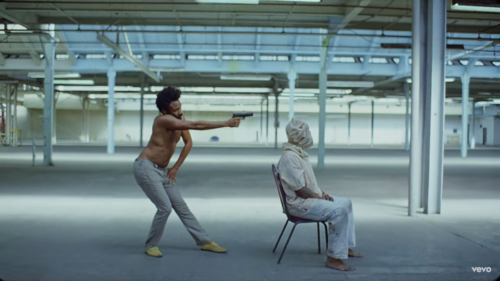 Δείτε το συγκλονιστικό βίντεο κλιπ του Childish Gambino με θέμα την χρήση των όπλων στις ΗΠΑ [ΒΙΝΤΕΟ]