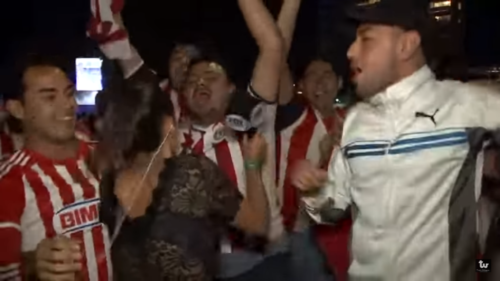 Ρεπόρτερ γρονθοκόπησε οπαδό σε ζωντανή σύνδεση γιατί την «χούφτωσε» [ΒΙΝΤΕΟ]