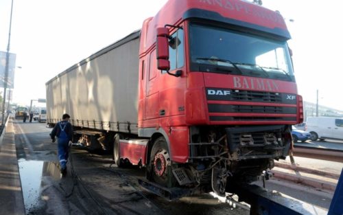 Βίντεο-ντοκουμέντο από την ανεξέλεγκτη πορεία της νταλίκας στη Λεωφόρο Κηφισού