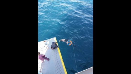 Δραματική διάσωση γυναίκας από τη θάλασσα στον Πειραιά [ΕΙΚΟΝΕΣ]