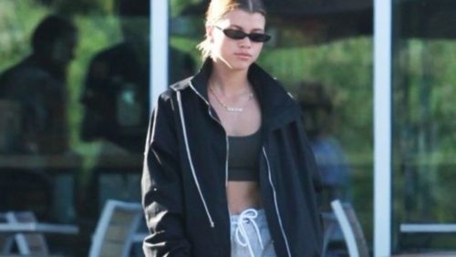 Αυτή είναι η ασχημότερη παντόφλα που κυκλοφορεί, κι όμως η Sofia Richie τόλμησε να τη φορέσει [ΕΙΚΟΝΕΣ]