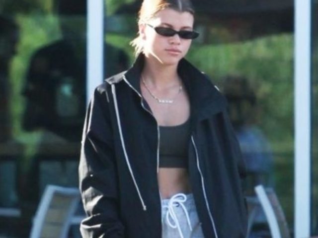 Αυτή είναι η ασχημότερη παντόφλα που κυκλοφορεί, κι όμως η Sofia Richie τόλμησε να τη φορέσει [ΕΙΚΟΝΕΣ]