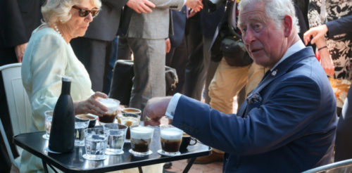 Ο Πρίγκιπας Κάρολος φόρεσε μανικετόκουμπα με την ελληνική και βρετανική σημαία