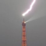 Κόβει την ανάσα η στιγμή που κεραυνός χτυπά τον Πύργο του Άιφελ [ΒΙΝΤΕΟ]