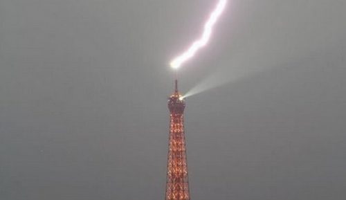 Κόβει την ανάσα η στιγμή που κεραυνός χτυπά τον Πύργο του Άιφελ [ΒΙΝΤΕΟ]