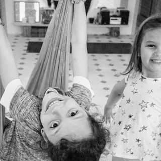 Τα παιδιά κάνουν γιόγκα στην Τήνο