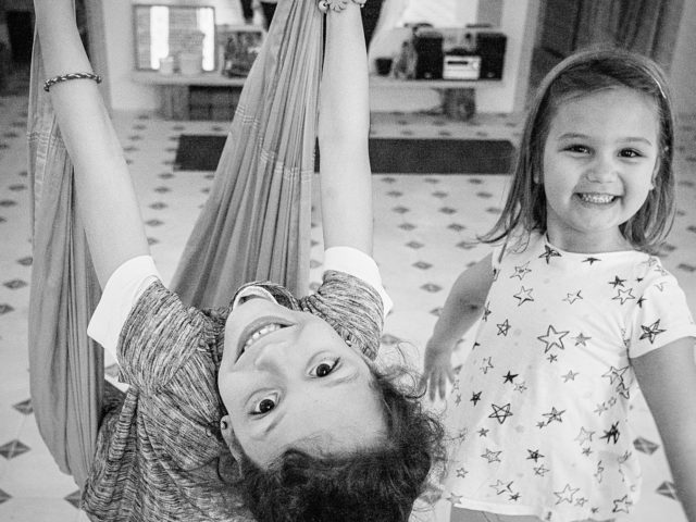 Τα παιδιά κάνουν γιόγκα στην Τήνο