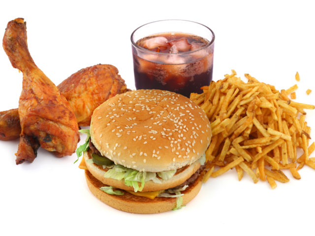 Η κατανάλωση πολύ φαστ φουντ και λίγων φρούτων δυσκολεύει μια γυναίκα να μείνει έγκυος