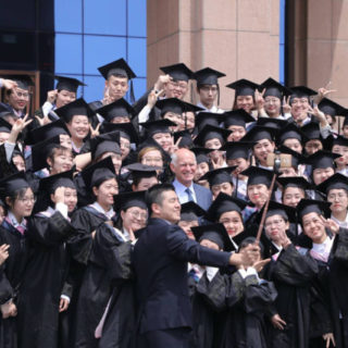 Κινέζοι φοιτητές στριμώχνονται για μια selfie με τον Γιώργο Παπανδρέου