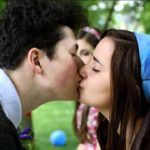 To «The Kissing Booth» και ένα γεμάτο πρόγραμμα με αθλητικούς αγώνες θα αναβαθμίσουν το Σάββατο όσων μείνουν στο σπίτι
